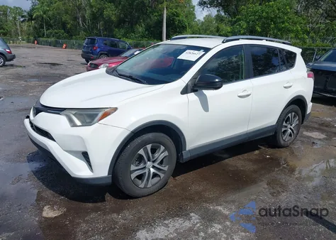 2017 Toyota Rav4 Le z USA, uszkodzony, nr VIN JTMZFREV9HJ703648